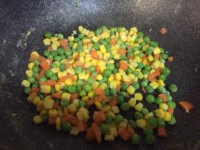 倒少许油，下蔬菜豆翻炒