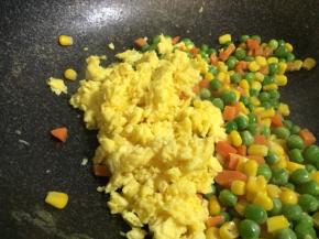 倒入之前炒熟的蛋花