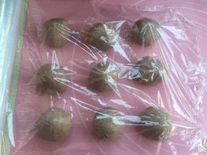 拿出擀开排气，分成均匀9个，松弛15分钟