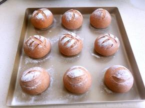 烤箱预热上下火180度，烤20分钟。入烤箱前喷些水。