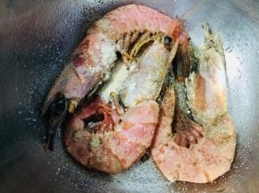 加入少许胡椒粉和鸡粉