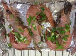 然后撒少许葱花，送入预热后的烤箱，220度8-10分钟，虾熟即可