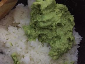 调好味的牛油果泥倒入米饭中