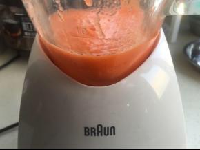 胡萝卜和水1:1的比例打成糊，取150克备用