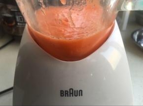 胡萝卜和水1:1的比例打成糊，取150克备用