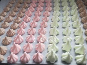 用裱花袋挤在垫有油纸的烤盘上。