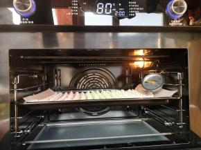 烤箱预热80度，中层烤120分钟左右。烤好的蛋白糖可以很容易从油纸上取下来。