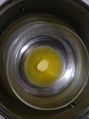 黄油隔热水融化。