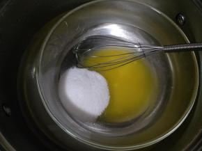 加入细砂糖隔热水搅拌至糖融化。