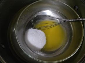 加入细砂糖隔热水搅拌至糖融化。