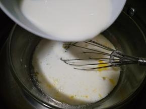 加入牛奶拌匀。