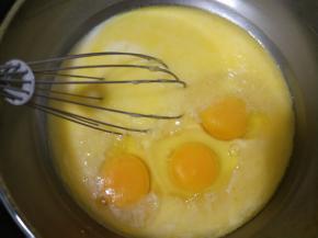 加入鸡蛋打散拌匀。