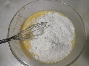 加入低筋面粉搅拌均匀。