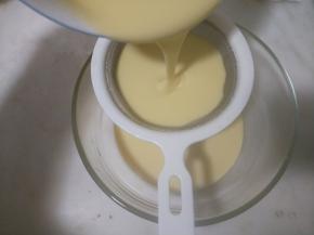 拌好的面糊过筛2遍。