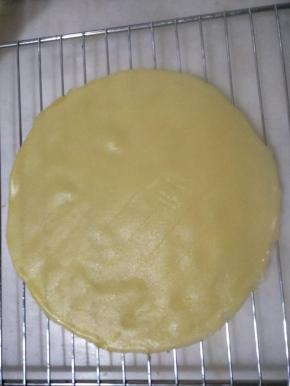 小火煎至表面冒泡即可，放在晾架上晾凉。