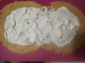 将煎好的面皮2张叠加在，重叠5厘米左右放好，抹上淡奶油。上下四块往中间稍微折起一些。