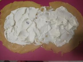 将煎好的面皮2张叠加在，重叠5厘米左右放好，抹上淡奶油。上下四块往中间稍微折起一些。