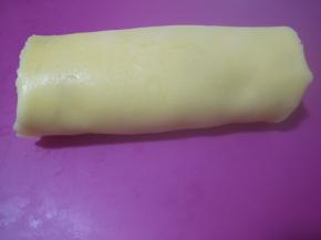 然后从左往右卷起来。放入冰箱冷藏定型半小时以上。