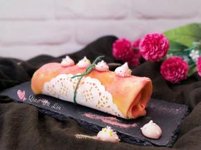 表面筛上少许草莓果味粉即可。