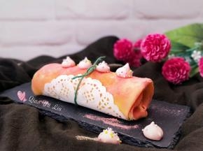 表面筛上少许草莓果味粉即可。