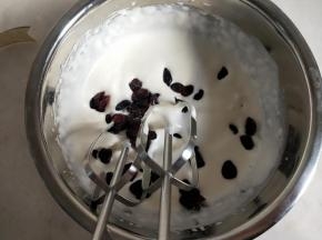 淡奶油加糖打至7分发，加入蔓越莓继续打至九分发。