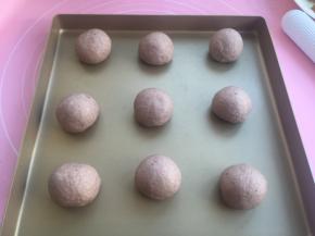 滚成圆团，放烤盘入烤箱发酵。