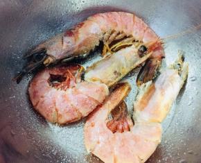 加入适量料酒、盐