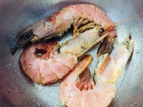 加入适量料酒、盐