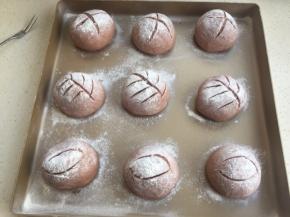 发酵到1.5--2倍，筛些面粉，割出花纹。