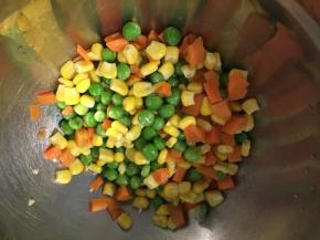 蔬菜豆清洗干净，控干水分备用