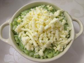 表面撒适量马苏里拉芝士碎