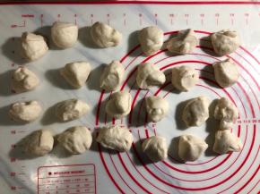 轻轻排气后平均分成24个小剂子，搓圆