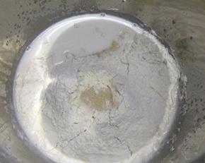 除黄油之外的所有材料称好，用厨师机揉大约十分钟，加入黄油