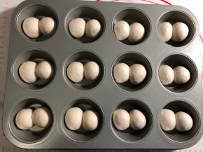 两个小剂子放入一个圆模中，进行二发