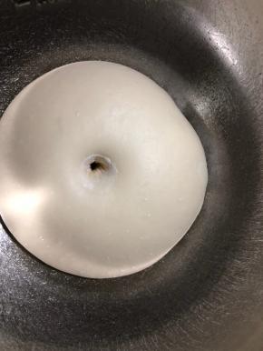 用手指粘点面粉戳下去，面团不回缩就发好了