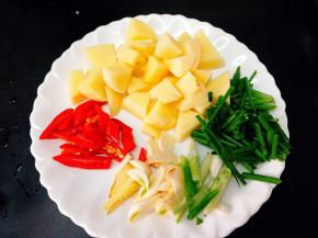 将食材洗净切好备用