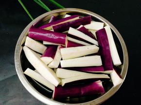 净切好的茄子浸泡，这样防止氧化