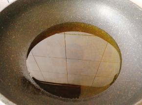锅里放油