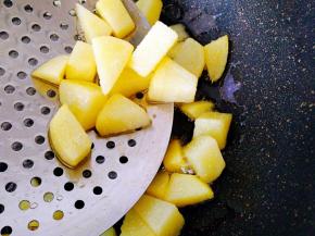 炸至金黄即可捞出控油