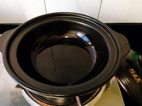 取一个干烧锅，锅里放些油