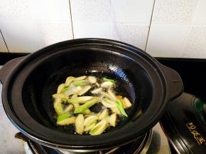 将葱白，姜片 ，蒜头爆香