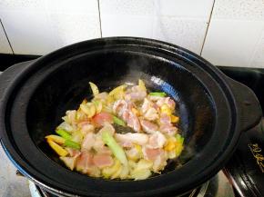 加入五花肉煸炒