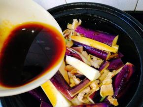 淋进调制好的汁