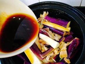 淋进调制好的汁