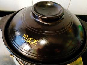 盖上盖子，中火烧5分钟左右，茄子变软即可