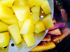 加入炸好的土豆