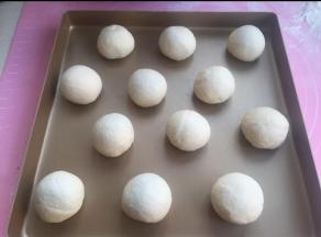 收口朝下放烤盘，入烤箱36度发酵。（烤箱里放碗热水）