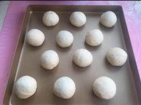 收口朝下放烤盘，入烤箱36度发酵。（烤箱里放碗热水）