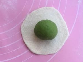 取原色面团擀开，包紧绿色面团