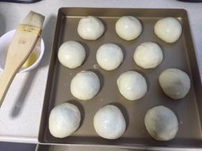 发到1.5--2倍，刷蛋液。烤箱预热上下火180度。